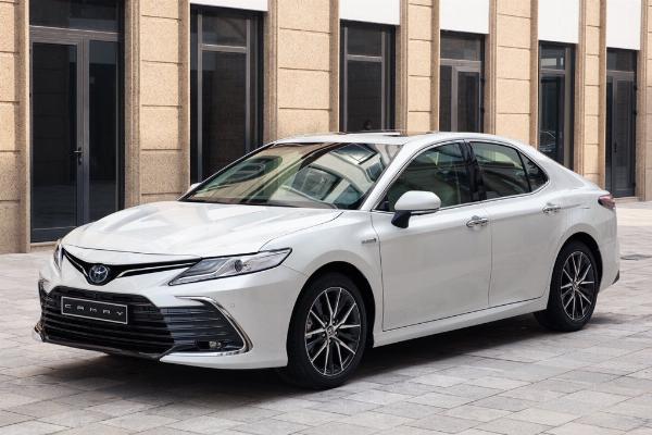 Giá xe Toyota Camry [company field=
